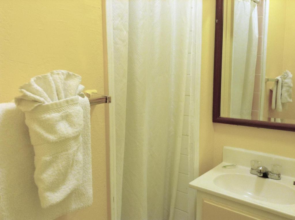 Oceanside Inn & Suites Стая снимка
