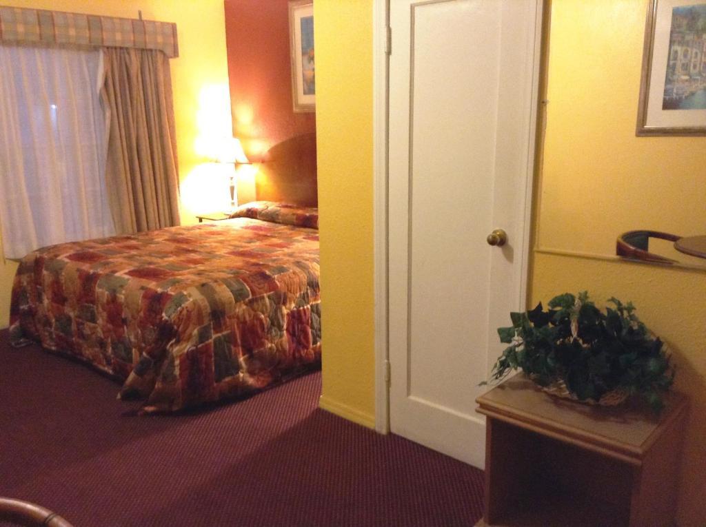 Oceanside Inn & Suites Стая снимка